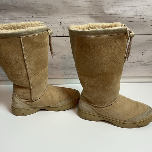 Classic UGGs Size 8 - Picture 5 of 8